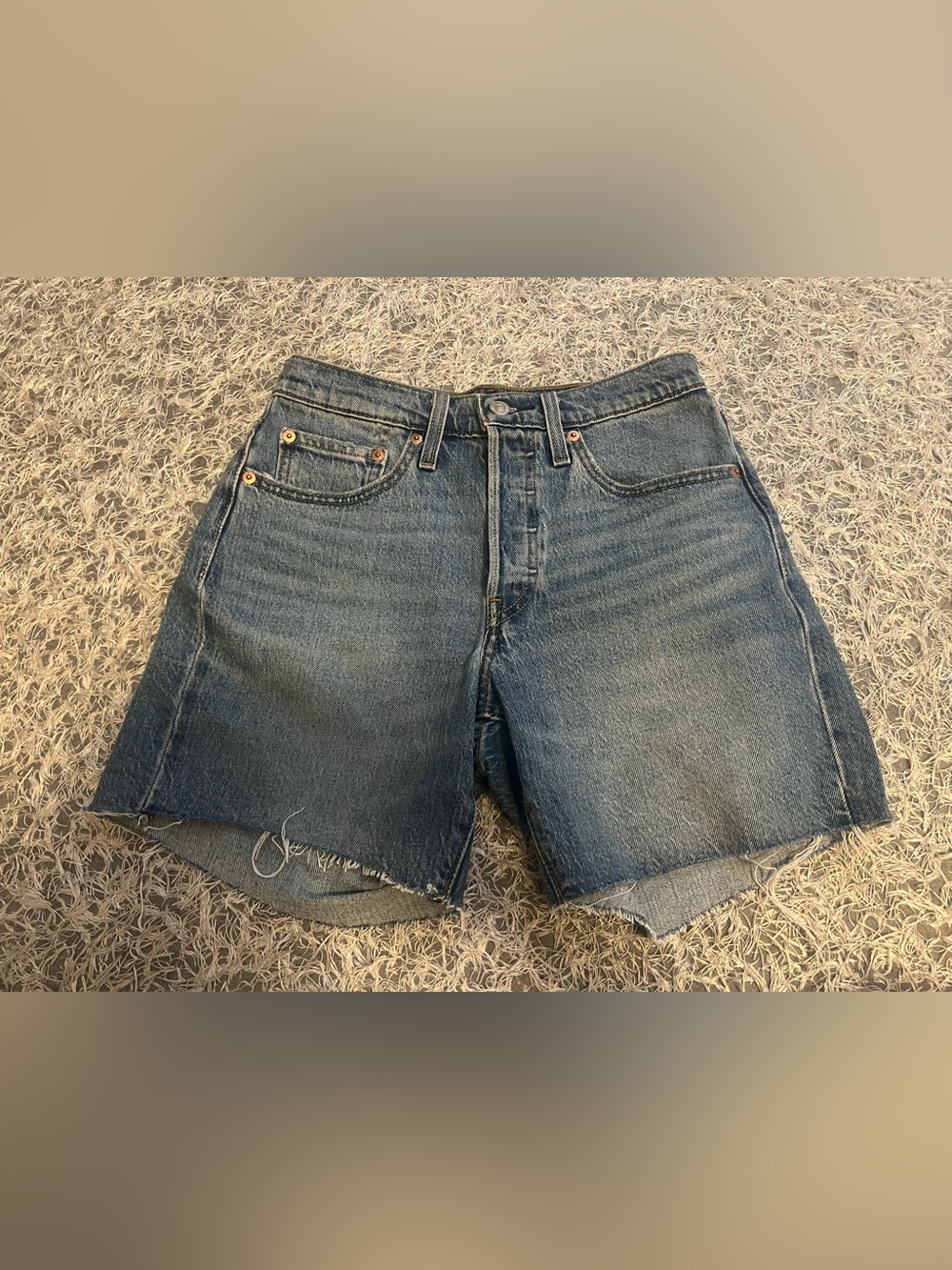 Women’s Levi’s 501 Jean Shorts Size 26 inseam 5.5” Dark Wash